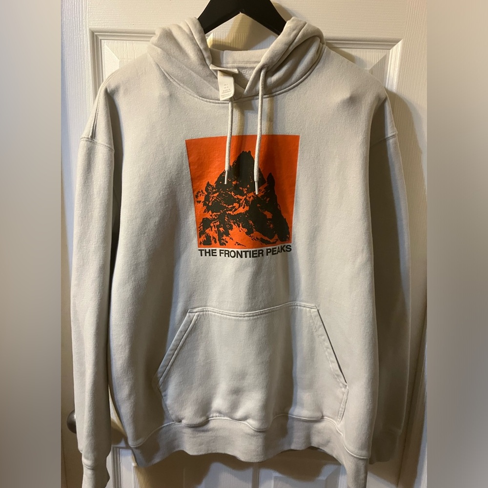 H&M Mountain Peaks hoodie. Men’s large. Like new.